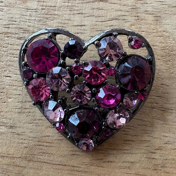 Rhinestone heart-shaped pin in shades of pink and purple - Picture 4 of 11